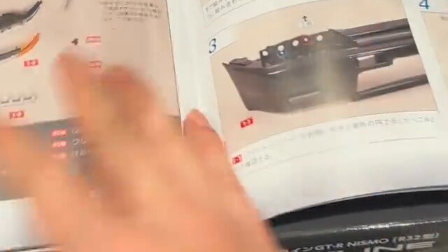 Buy G Magazine gave me a 1/8 scale GT-R R32 car model but not the full version. At this moment, I'm 