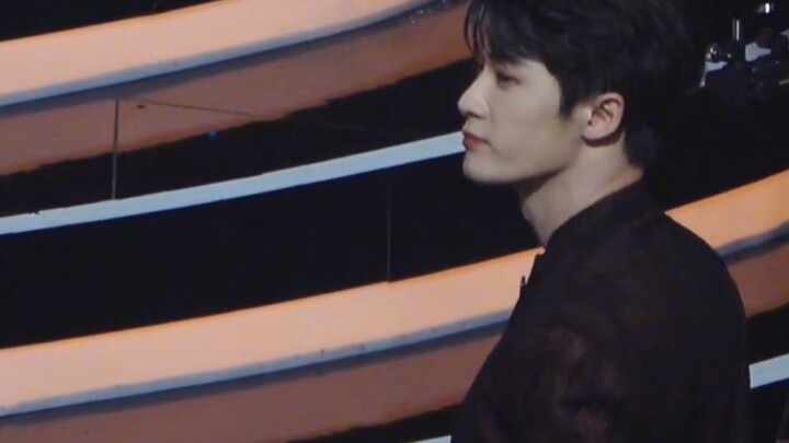 Finally waited for the clear version, this eyebrow raising and this hand reaching out, so gentle, de