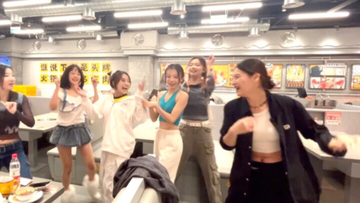 When a group of people who just finished the road show came to the hot pot… #College students are th