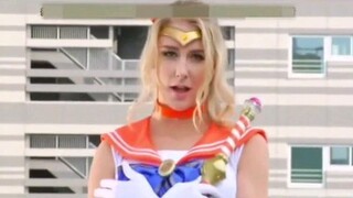 Si Titin Blonde berubah menjadi SailorMoon