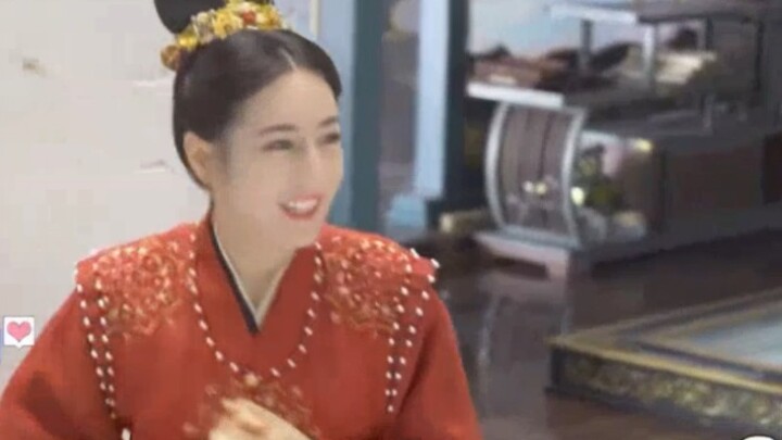 "An Le Zhuan" SVIP behind-the-scenes footage: Happy Reba can't sit still on the set, warming everyon