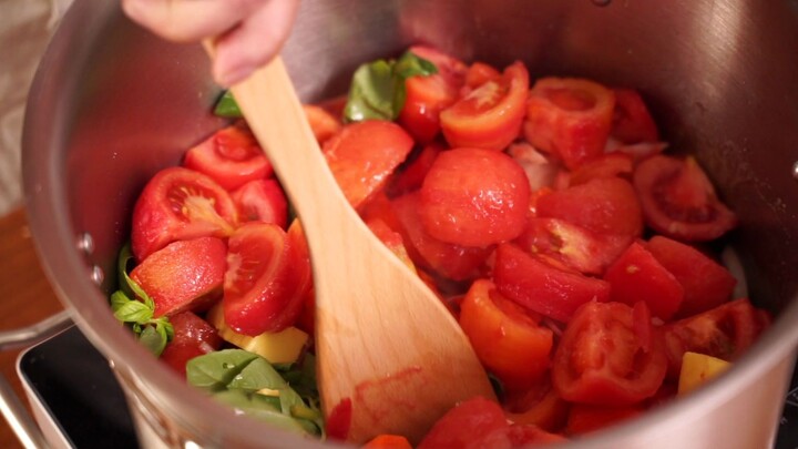 Bagaimana Membuat Saus Tomat Daun Kemangi