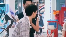 Wang Hedi, Fan Chengcheng, and Bai Lu's three conspicuous bags collided together, giving the directo