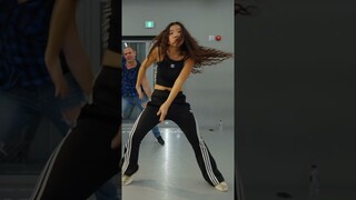 In my baggy, baggy jeans😁👖 #hyewon #choreography
