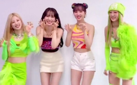 Thử thách COPYCAT bài hát mới đầu tiên của VIVIZ x APINK