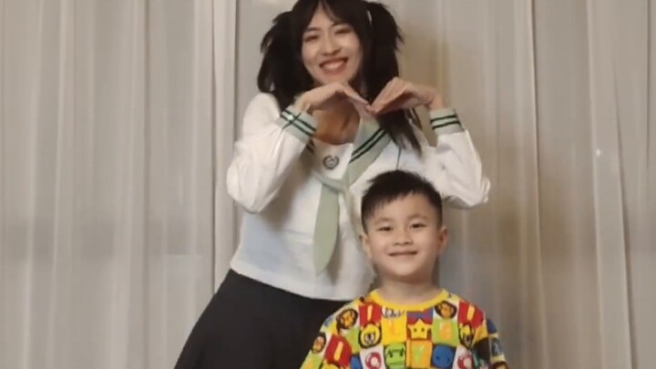 น้องชายที่อยู่ชั้น ป.1 ก็ถูกซินดี้ หว่อง สังหารเช่นกัน! ซื้อของเล่นให้พี่ชายเมื่อเขาโด่งดัง! พี่ชายแ