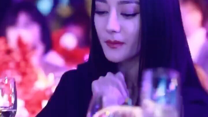 Dilireba is so beautiful when drinking