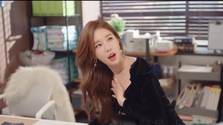 I love Liu Renna's shy look! Lee Dong Wook seems to be unable to digest it... Liu Renna is such a sw