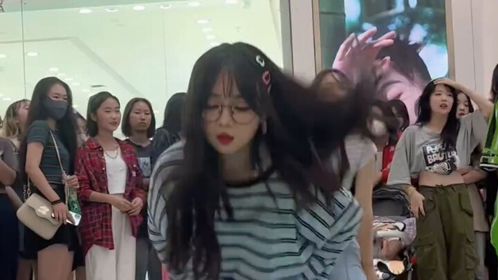 มาดูแว่นต้านแรงโน้มถ่วง ผม และขากางเกงของนิวยีนส์ - "Attention" สุ่มเต้นช็อตเด็ดส่วนตัวของแฮริน (แม่
