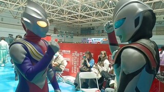 Đeo bao da Tiga tới Comic Con 2 và xem đủ trong một lần