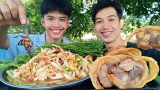 ตำถาดรสเด็ด นํ้าปลาร้าแซ่บนัวร์ กินพร้อมกับหมูทอดกรอบแซ่บหลาย.