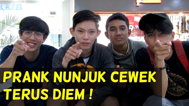 LIATIN CEWEK SAMBIL NUNJUK TERUS DIEM - Prank Indonesia