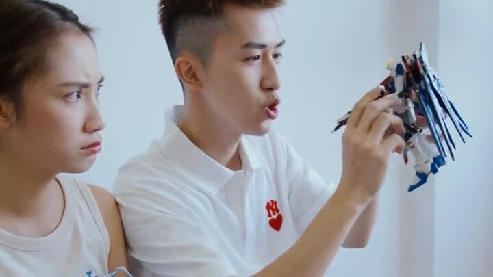 [Video ngắn cay] Bạn gái chu đáo sửa mô hình cho bạn trai