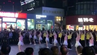 Izinkan saya menjelaskan bahwa saya tidak keberatan dengan square dancing.