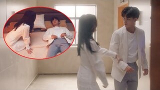 Cinderella menangkap CEO di siang hari dan membawanya ke tempat tidur untuk melakukan tugas