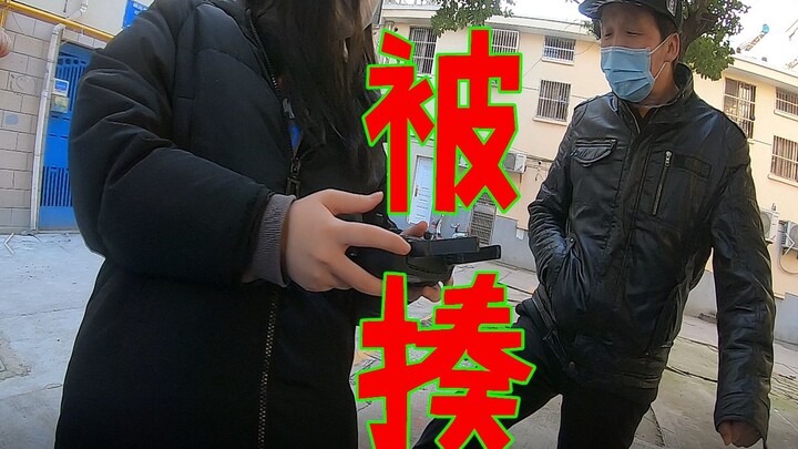 A college student bought a drone worth nearly 4,000 yuan and was beaten badly by his old father afte