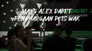 Mang Alex mendapatkan penghargaan POTS Wak dari acara FIFA of Century