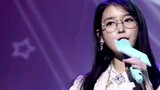 [IU] IU yang memakai kacamata BBIBBI saat bernyanyi sangat keren! 