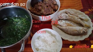 Bữa cơm quê với Trứng chiên, cá, thịt vịt và Canh