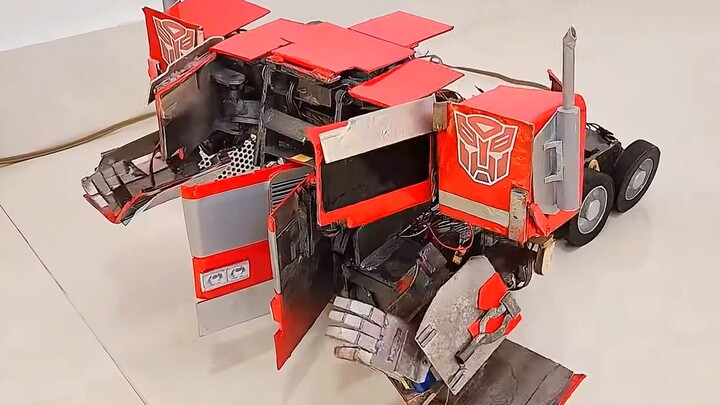 Tampilan transformasi mainan model Super Warriors Optimus Prime...