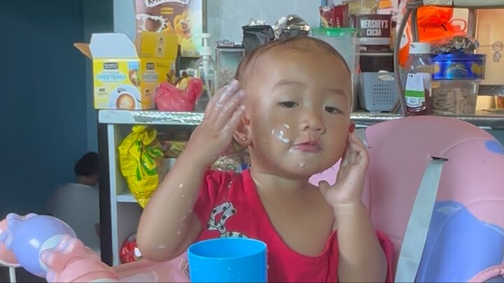 Sa murang edad natutong kumain ng nakakadiring pag kain.