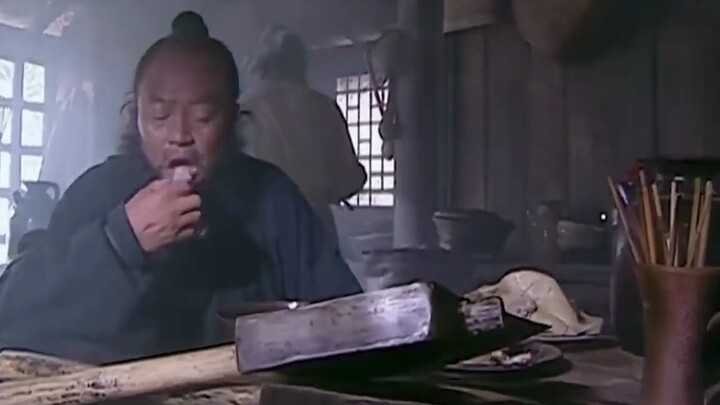 Water Margin: Li Kui minum semangkuk besar anggur, dan ada dua potong daging babi panggang besar di 