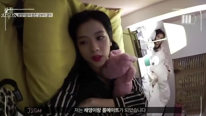 Jennie: Lisa akan naik ke tubuhku saat aku tidur. Lisa: Betul!