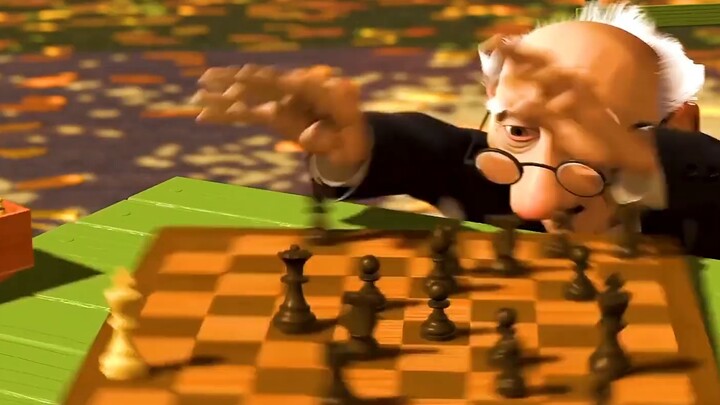 一个奇怪的老人，喜欢自己和自己下棋，寓意短片《棋逢对手》