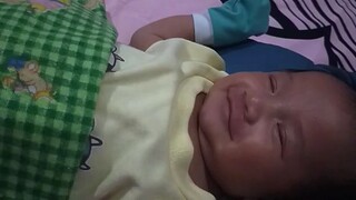 bayi 1 bulan keciduk pura² tidur langsung senyum² malu🥰