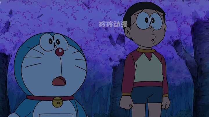 Dora kecil patah hati untuk membantu Nobita melihat bunga bersama semua orang.