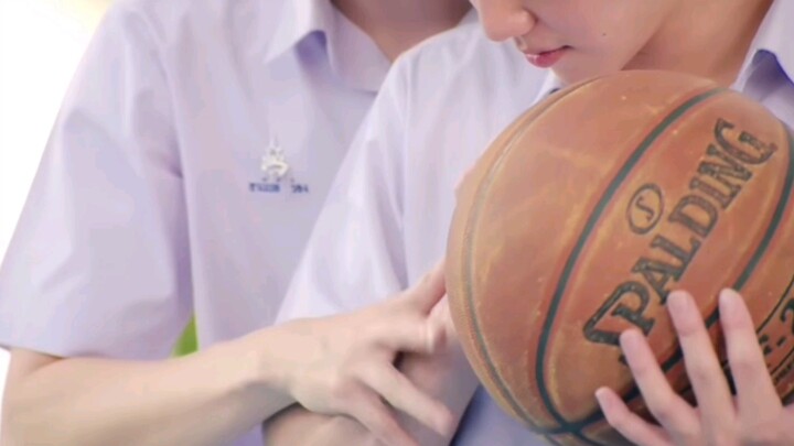 Ah Xian hugged and touched, Wowo has blushed, is he really teaching basketball?