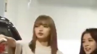 【Lisa】Cô ấy luôn có một khí chất khó tả khi mặc đồ ở hậu trường concert