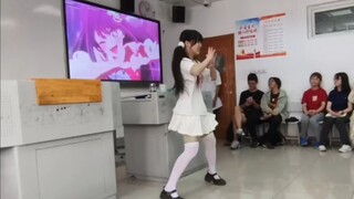 Idol at the junior high school graduation party, what the hell is this Si Zhai doing?