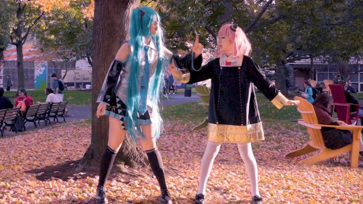 look! It's Arnia and Hatsune Miku dancing Tiny Stars in the golden autumn!
