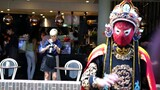 Người nước ngoài biểu diễn các thủ thuật truyền thống của Trung Quốc trên đường phố nước ngoài và th