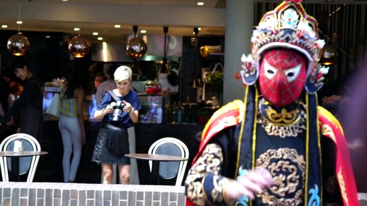 Foreigners performed the traditional Chinese magic trick of face-changing on the streets of a foreig