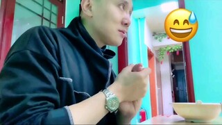 Thầy Maomao vừa ăn vừa phát sóng