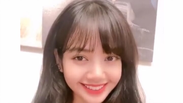 Lisa Menyanyikan LALISA Tanpa Iringan