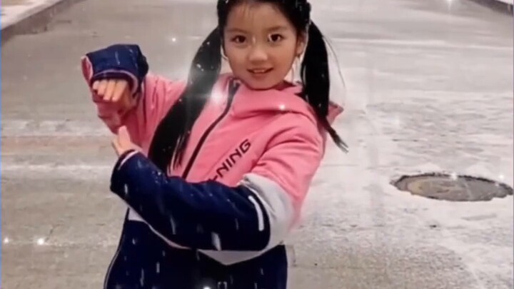 Arale Mongolian dance was so cute when she was little, and now she is even more moving