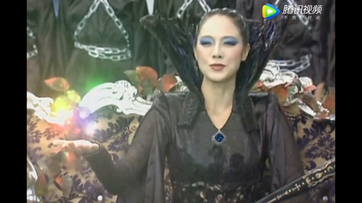 阴森女王复活了, 做个自我介绍差点喘不上气, 还是自恋到极点!