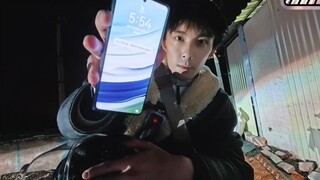 吴磊手持华为MateX5夜骑爬山看日出