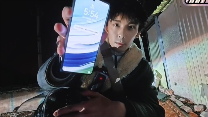 吴磊手持华为MateX5夜骑爬山看日出