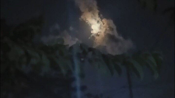 bulan dimalam hari