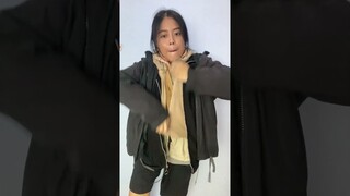 Chị bán dép Nhung nghịch áo khoác kiểu BẤT ỔN. Xưởng sản xuất dép Nguyễn Như Anh VÔ CÙNG BẤT ỔN.