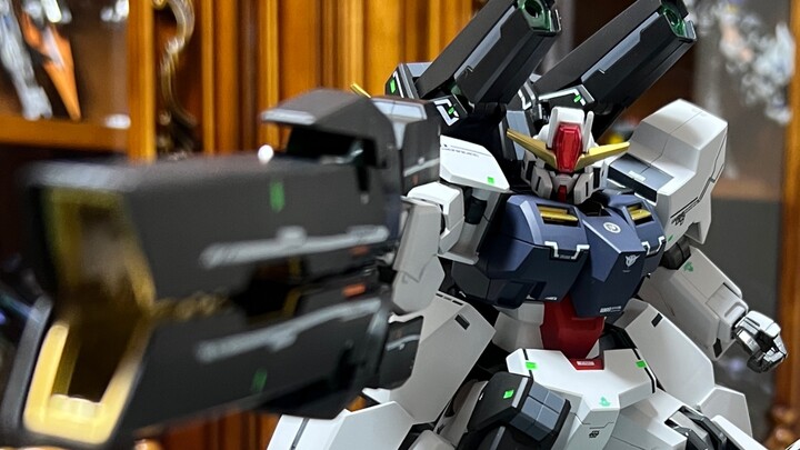 Bandai TV1:100 การแสดงผลโดยรวมของการพ่นสี Seraph Archangel นั้นสะอาดและถูกสุขลักษณะ