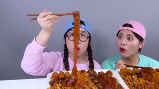 Video Mukbang Mie Hitam TTeokbokki Jamur