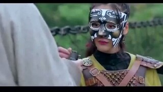 Si cantik tidak tahu granat dan langsung menarik baut ranjau. Ini sungguh menyedihkan.
