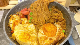 Very delicious braised noodles with poached eggs