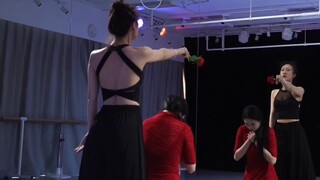 Hoa hồng rơi giữa hè, con rối nuôi dưỡng tâm hồn. Sự đảo ngược có một chút gì đó mang tính thẩm mỹ k