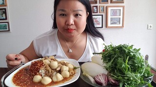 กินขนมจีนไตปลาลูกชิ้นเผ็ดๆใส่พริกเป็นกำ Eating Thai Rice Noodles With Spicy Fish Organs Sour Soup